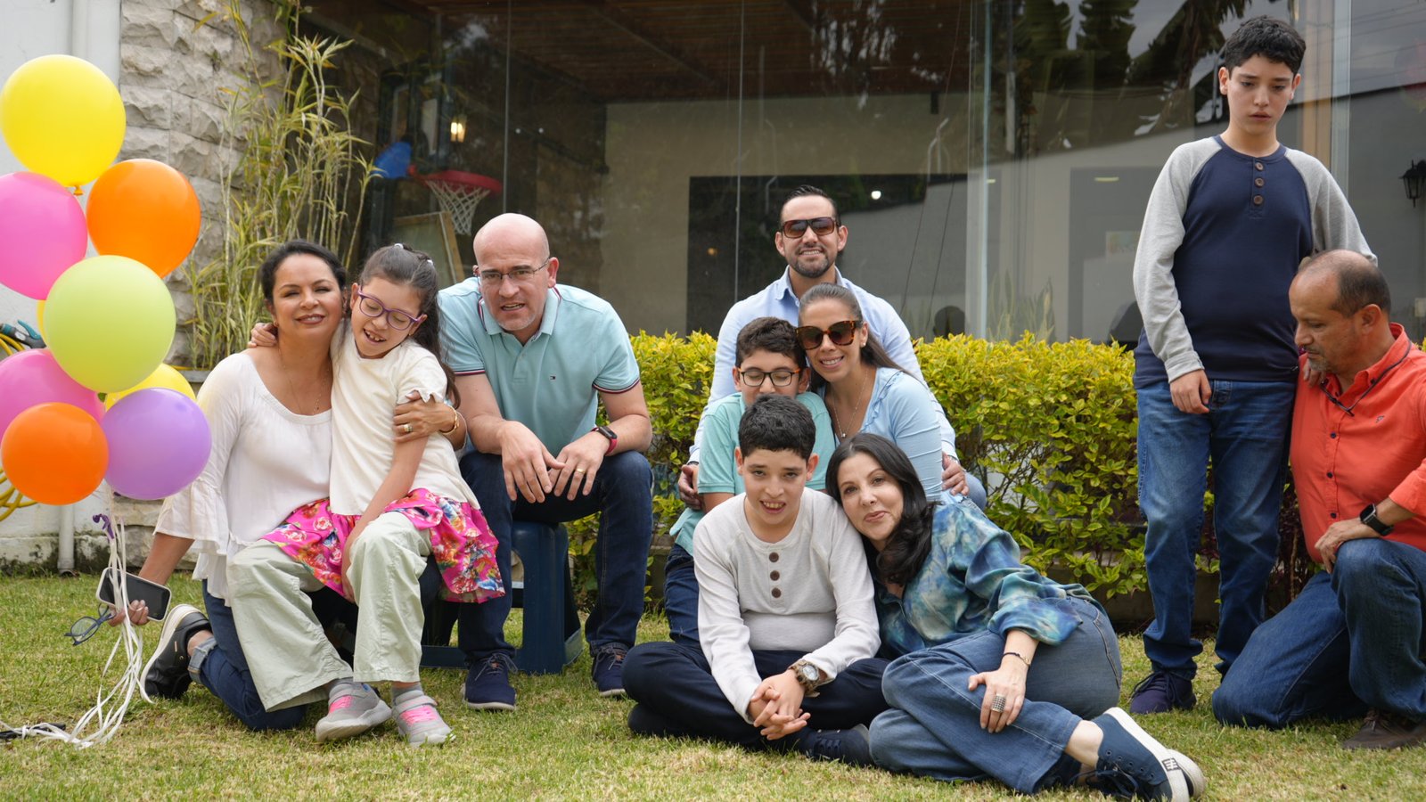 Familia compartiendo un momento cotidiano de cercanía