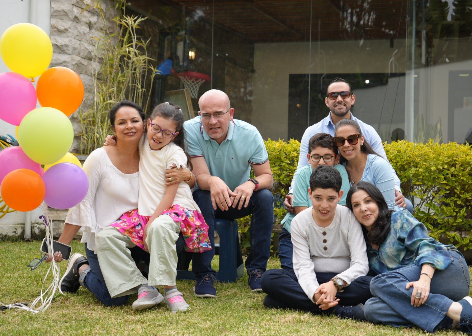 Grupo de personas compartiendo un momento de comunidad al aire libre