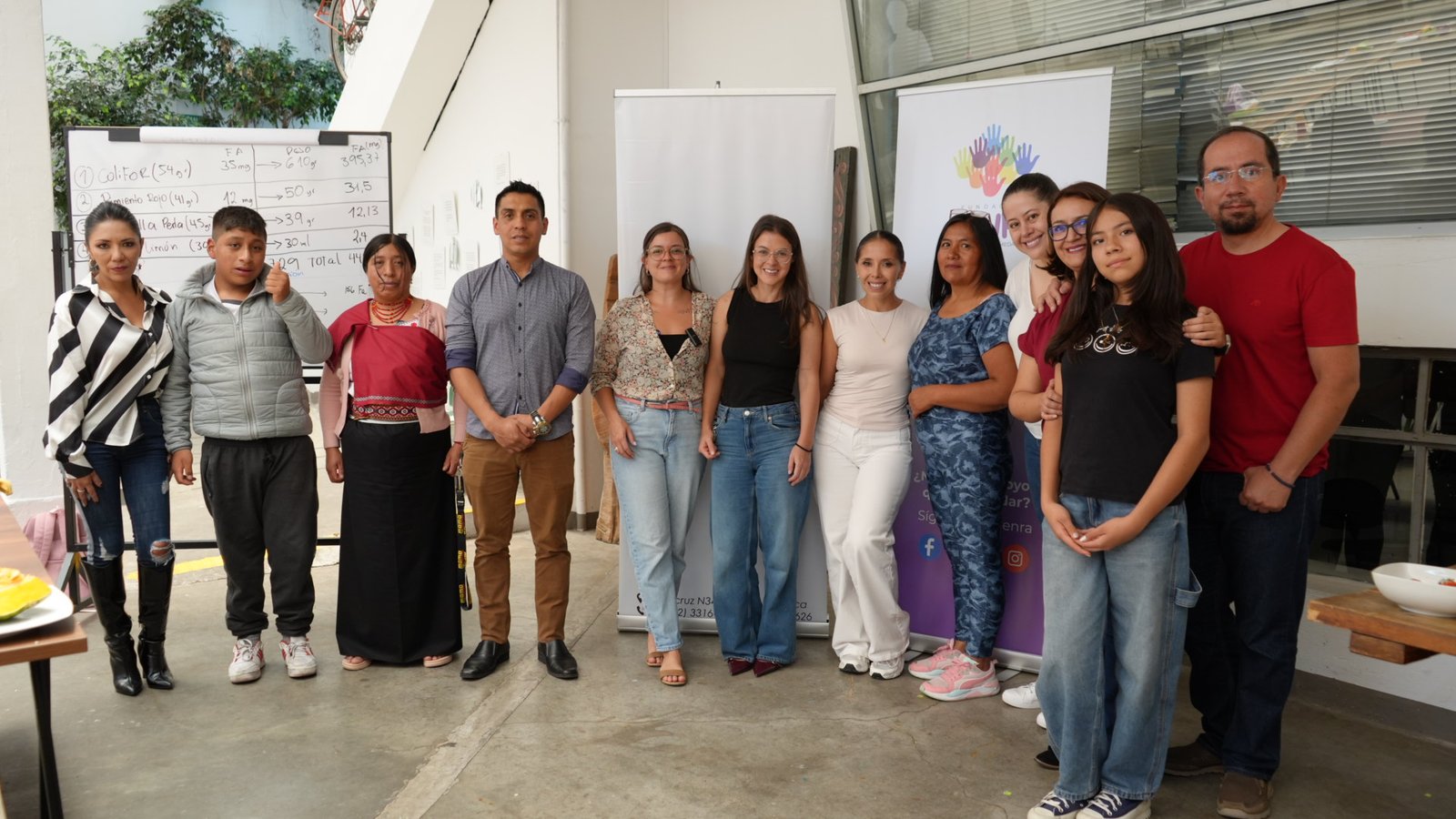 Comunidad reunida en un entorno luminoso y esperanzador